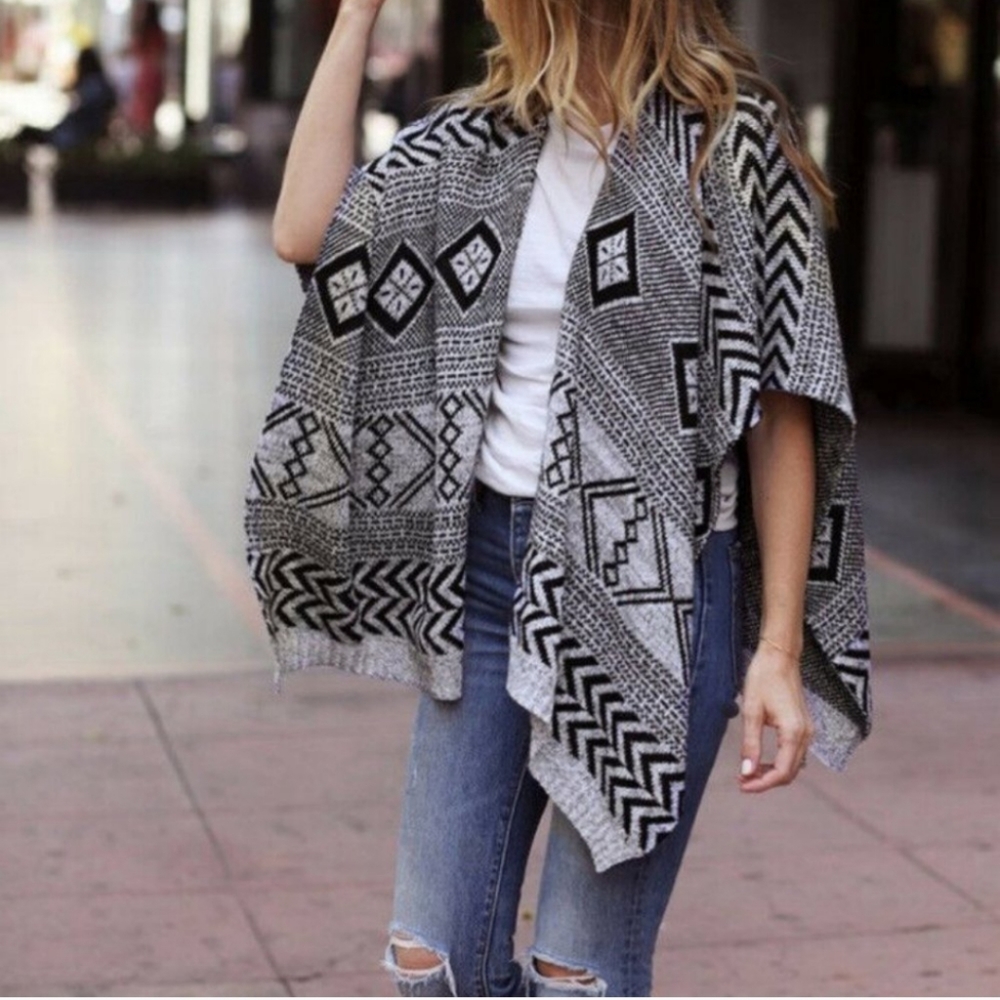 The Jetset Diaries NWT Knit Poncho Black White Women’s OS